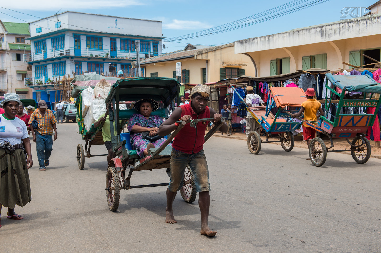 Ambositra - Pousse-pousse In veel steden in Madagaskar worden loop of fiets riksja's gebruikt voor lokaal vervoer. In de stad Ambositrais er nog steeds een hoge concentratie oude loopriksja’s of pousse-pousse zoals ze dit noemen in het Frans. Stefan Cruysberghs